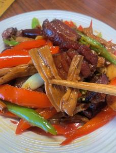 干竹笋烧肉的家常做法_干竹笋烧肉，肥瘦相间，咸香软爽！