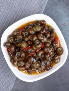 炒田螺最正宗做法_爆炒田螺香辣弹嫩，啤酒焖煮入味鲜！