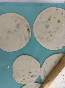 家中最简单葱油饼方法_选材和面烙饼超详细步骤