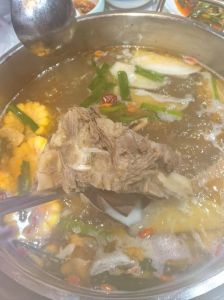 牛大骨汤的家常做法_牛骨汤怎么熬才鲜美？慢炖加调料技巧