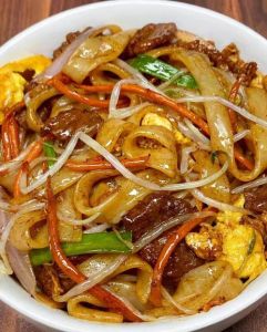 炒河粉的家常做法_家常炒河粉，广州沙河风味，爽滑美味易制作！