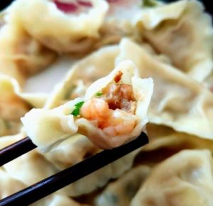 鲜虾肉馅饺子的做法_周末虾仁水饺鲜美可口做法分享