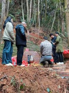 圆坟的正确做法大全_圆坟祭祖，寄托哀思