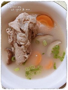 熬大骨汤的做法_盐水泡骨，不加水白汤