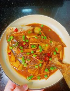 金鲳鱼的家常做法_家常煎鱼，鲜嫩入味，简单美味！