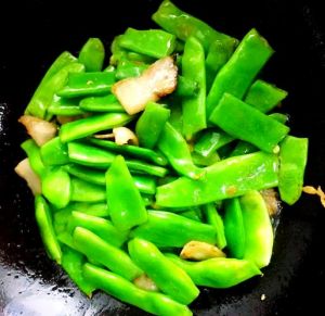 面豆的家常做法教程_腌肉去腥增味，炒面豆控水增香