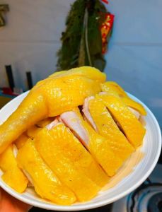 白切鸡家常做法大全_香葱豉油汁蘸白切鸡，蒜蓉辣椒酱解腻，肉质鲜嫩多汁