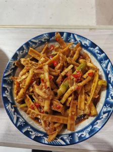 油炒腐竹的家常做法_家常红油腐竹，暖心回忆，简单美味！