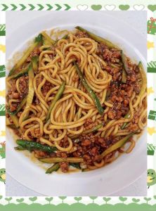 无肉炸酱面的做法_蔬菜鸡蛋酱香浓，做法简单！