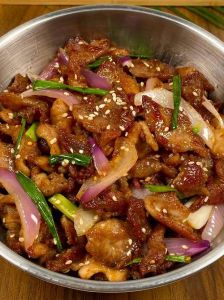 简便炒孜然猪肉的做法_孜然炒肉，鲜香下饭！