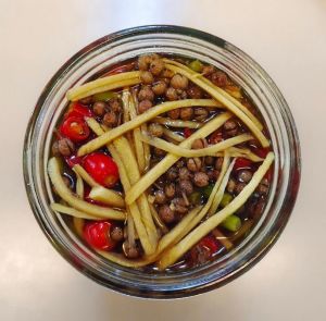 泡蒜苔的腌制方法_腌好蒜苔，酸脆爽口！