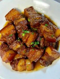 吃着碗里红烧肉做法_立秋红烧肉肥而不腻，做法简单美味！