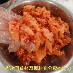 腌香辣柚子皮的做法_煮沸泡冰水，拌小米椒姜蒜，越久越香