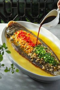 大踏板鱼的家常做法_煎炒酱汁家常菜