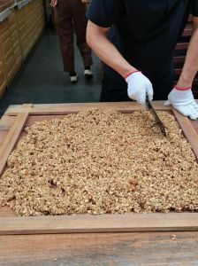 糖花生粘的做法_烤箱锅炒超简单