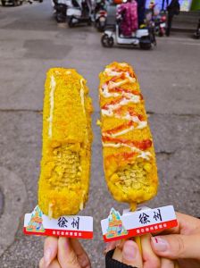 炸玉米棒的做法_炸玉米棒选新鲜，盐水泡后裹粉炸，金黄香脆甜辣酱