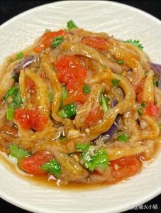 细长条茄子的家常做法_蒜蓉蒸茄，凉拌撕茄，鱼香地三鲜，细长茄子嫩滑不油腻