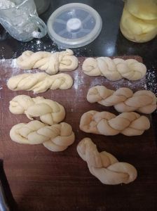 炸软麻花的家常做法_温牛奶溶酵母，揉软擀螺旋，油炸至金黄，糖奶随心调