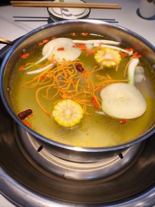 清汤火锅底料的做法_熬猪牛鸡骨清汤火锅底料，鲜淡暖心家常味