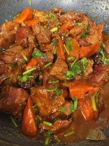 红焖羊肉的做法_红焖羊肉，新鲜去腥，配料讲究，做法简单，适合搭配土豆胡萝卜等蔬菜和菊花茶食用