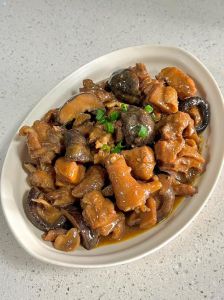 鲜香菇炖鸡的正确方法_鲜嫩暖心家常菜