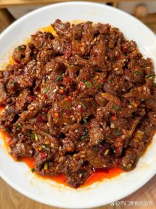 铁板孜然牛肉做法_刀工腌制加调料，香美下饭！