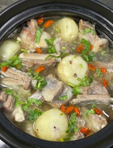 怎么炖羊肉汤家常做法_羊肉驱寒暖身，简单炖煮暖心窝