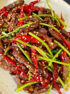 干炒孜然牛肉的做法_孜然牛肉，香辣可口，做法简单！