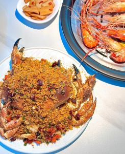 面包蟹的正确做法_敲裂蟹腿入味，葱姜爆炒香美