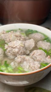 水汆猪肉丸子的做法_家常水汆猪肉丸子，做法简单又美味！