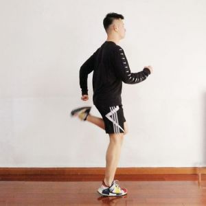 原地后踢腿的正确做法图片_踢腿练好腿功，防错位受伤