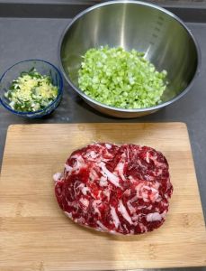 调牛肉馅的正确方法_选肥瘦配，加蛋液花椒，调味上劲！
