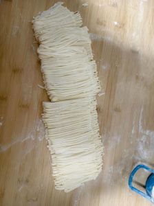 擀的面怎么切成菱形_柔韧面团，醒发后擀切成菱形，冷冻保存超方便！