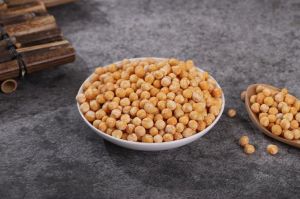 干豌豆怎么去皮图解_浸泡煮沸揉搓