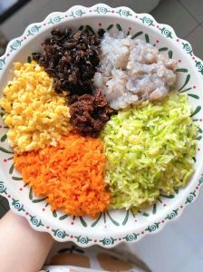 包三鲜饺子馅的做法_肥瘦肉配韭菜虾仁，鲜香软嫩易学会