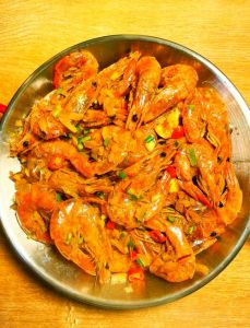 干焖大虾的家常做法_蜂蜜清虾配老卤，鲜香下饭！