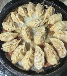 饺子锅贴家常做法_鸡蛋肉馅更滑嫩，静置入味，锅贴做法分享