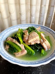 炖小白菜的家常做法_小白菜炖肉鲜又香，做法简单营养高