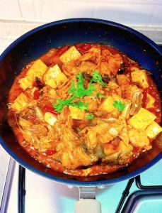 豆腐煮鱼的家常做法_豆腐煮鱼，鱼鲜豆腐嫩，家常美味！