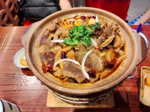 牛肉煲的家常做法_香辣砂锅牛肉煲，雪花牛肉做法简单又暖心！