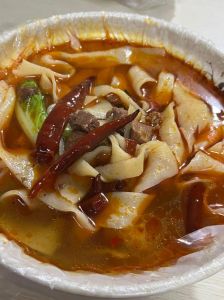 安徽正宗牛肉板面的做法_香浓酱料配劲道面，地道风味！