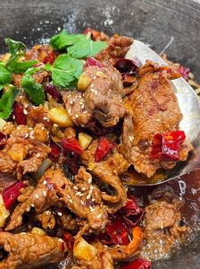 干锅牛肉的正宗做法_香料腌炖绝配！