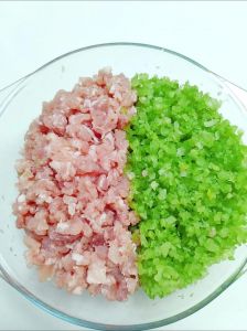 大肉芹菜饺子馅做法_家常大肉芹菜饺子，鲜香美味易上手