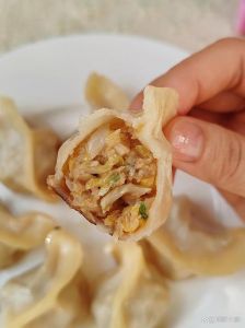 东北正宗酸菜饺子做法_东北饺子皮薄馅大，秘诀在于醒发面团！