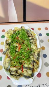 蒸鱼葱丝怎样切得细长_葱白切卷曲脆，蒸鱼增香好帮手