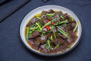 猪血为什么放盐就会凝固得很快_盐促猪血凝，适量更佳