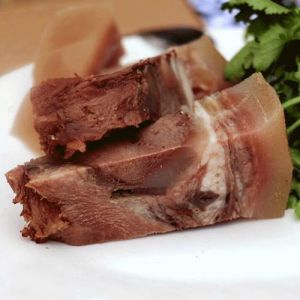 熟牛头肉皮为啥厚厚的_熟牛头肉皮厚软弹，烹饪得法风味佳！