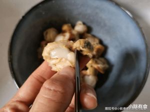 扇贝处理清洗全过程_去沙腮裙边，加盐清洗，现做美味