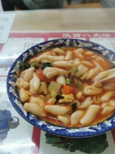烩麻食的做法_揉面技巧与丰富配菜，家常美味暖身心
