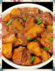 黄焖排骨的家常做法_选对排骨，掌握火候，炖出软烂美味！